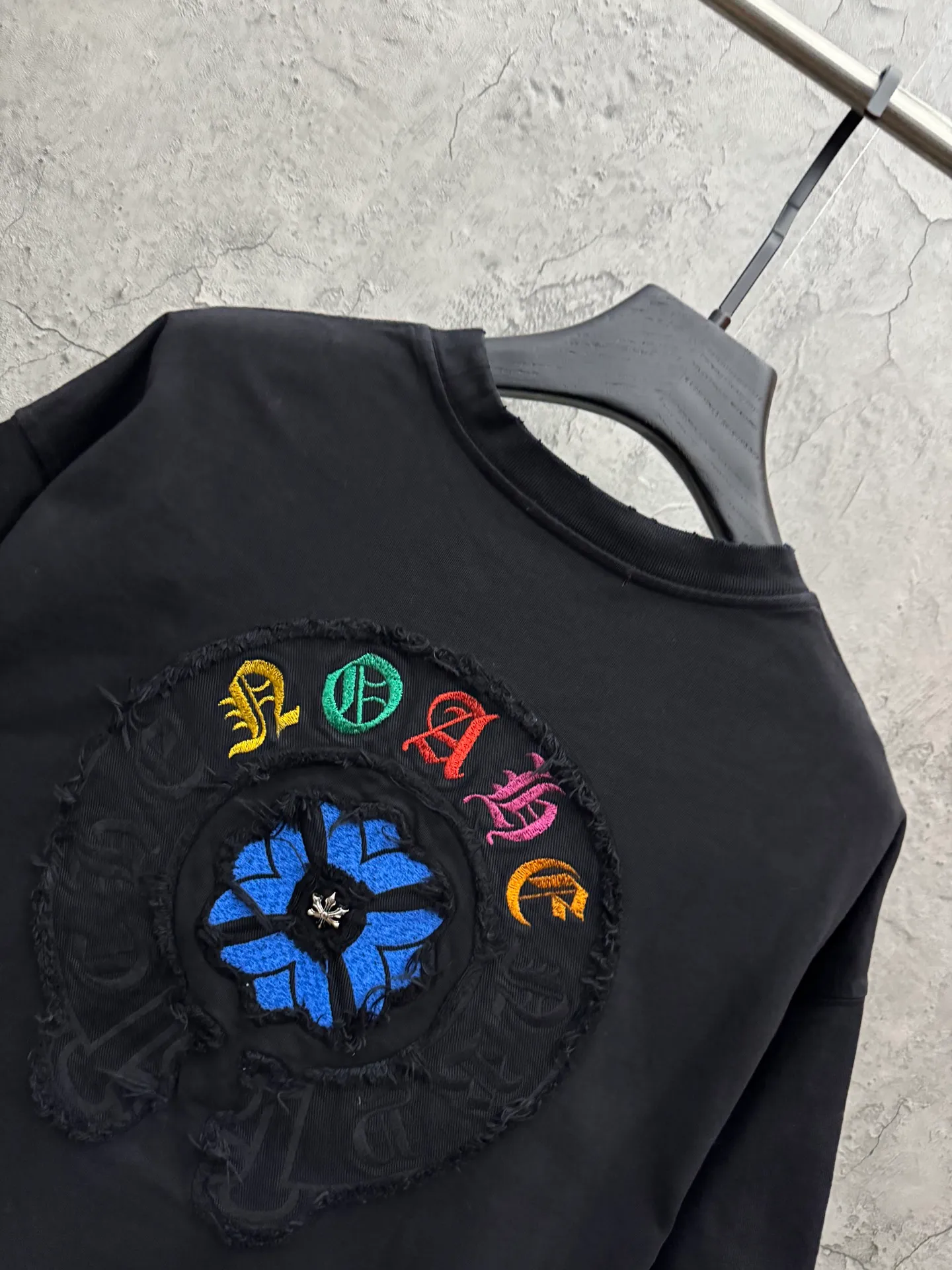 P230 top version, real shot without P, ​​different from market currency) 𝗖𝗵𝗿𝗼𝗺𝗲 𝗛𝗲𝗮𝗿𝘁𝘀/Croxin 2026 spring new original single counter American patch embroidered couple short sleeves 👑The highest version! Customized fabric 320 grams, patch embroidery, best-selling model at the counter, very comfortable to wear. Accessories: original molded and authenticated collar label ➕ 100% silk wash water label. Genuine purchase-grade original hangtag➕matching hanging rope➕3D hanging beads➕original packaging bag. Craftsmanship: The original version has consistent wiring! The highest version of the armhole matching technique! Color: White Black Size: S M L XL Style No.: 6610